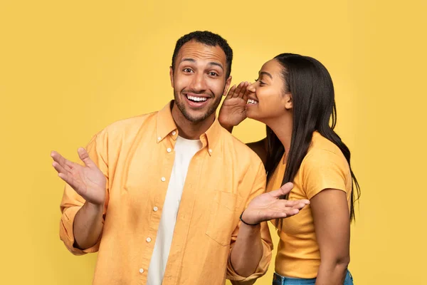 Jonge Zwarte Vrouw Fluisterend Tegen Haar Vriendjes Oor Roddelend Nieuws — Stockfoto