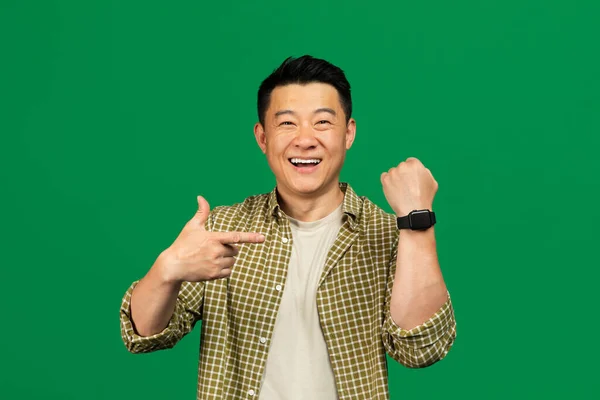 Szczęśliwy Azjatycki Dojrzały Mężczyzna Noszący Wskazujący Smartwatch Polecający Nowoczesny Gadżet — Zdjęcie stockowe