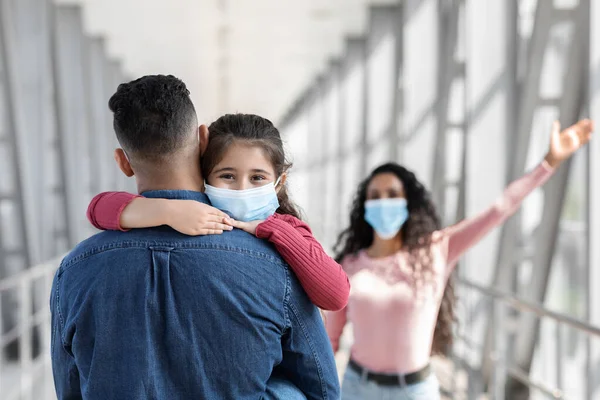 Hombre Reunión Esposa Hija Máscaras Médicas Aeropuerto Después Llegada Feliz —  Fotos de Stock
