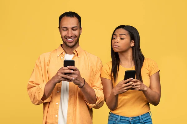 Privacidad Desconfianza Infidelidad Mujer Negra Sospechosa Tratando Mirar Teléfono Inteligente — Foto de Stock