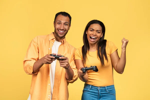 Jeune Couple Afro Américain Excité Avec Des Joysticks Jouant Des — Photo
