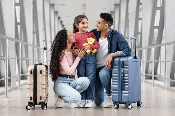 Viaje Vacaciones Retrato Padres Árabes Felices Linda Hijita Relajándose Aeropuerto — Foto de Stock