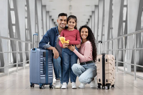 Feliz Madre Árabe Padre Hija Pequeña Posando Juntos Aeropuerto Jóvenes — Foto de Stock