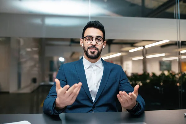 Alegre Atractivo Millennial Árabe Hombre Negocios Con Barba Gafas Traje — Foto de Stock