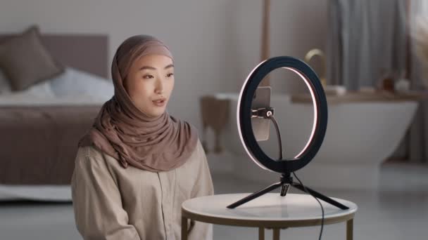 Pekerjaan Modern Wanita Asia Trendi Muda Dalam Hijab Merekam Konten — Stok Video