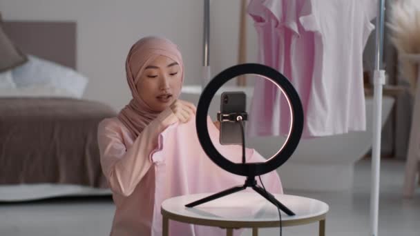 Popularne Azjatyckie Lady Blogger Mody Hijab Nagrywanie Wideo Przegląd Nowej — Wideo stockowe