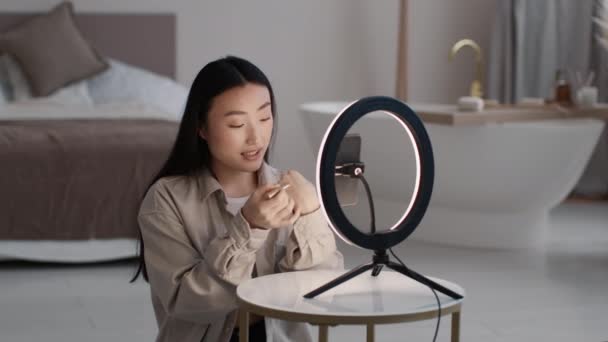 补习复习 快乐的年轻的亚洲美容美发博客 在家里制作口红视频内容 在三脚架上通过智能手机流淌 动作缓慢 — 图库视频影像