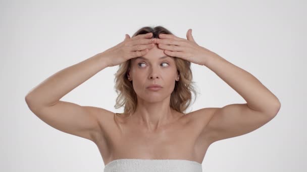 Concetto Facebuilding Studio Ritratto Concentrata Signora Mezza Età Facendo Massaggio — Video Stock