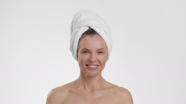 Aging Beauty Care Close Portrait Gorgeous Middle Aged Lady Towel — Stock Video