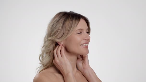 Semi Profile Portrait Beautiful Middle Aged Woman Bare Shoulders Massaging — Stock Video