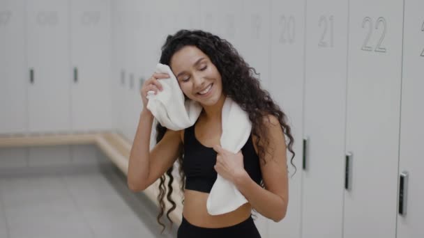 Любитель Спорта Молодая Счастливая Леди Вытирает Потный Лоб После Тренировки — стоковое видео