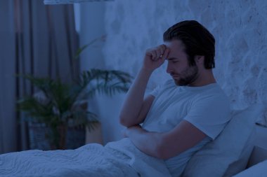 Üzgün genç bir adam bütün gece uyanık kalıyor. Hüsrana uğramış bir milenyum adamı battaniyenin altında oturmuş kafasına dokunuyor. Depresyon, yan görüş ve fotokopi ile panorama yaşıyor.