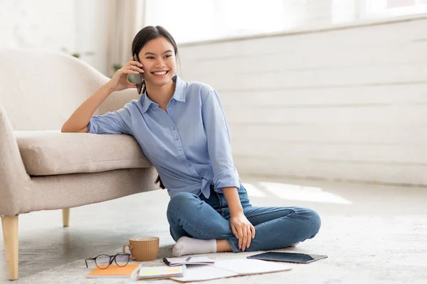 Joven Mujer Coreana Smm Manager Que Trabaja Desde Casa Utilizando — Foto de Stock