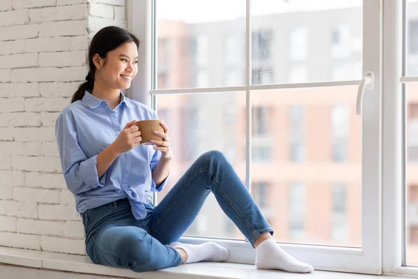 Positieve Mooie Millennial Aziatische Vrouw Blauw Shirt Zitten Vensterbank Met — Stockfoto