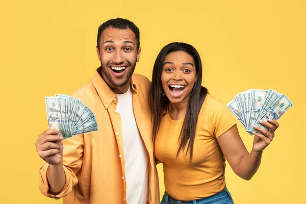 Emocionado Joven Hombre Negro Mujer Ganando Lotería Celebración Montón Billetes — Foto de Stock
