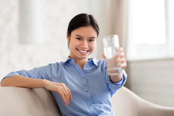 Wanita Cina Muda Yang Sehat Dan Tampan Merekomendasikan Air Minum — Stok Foto