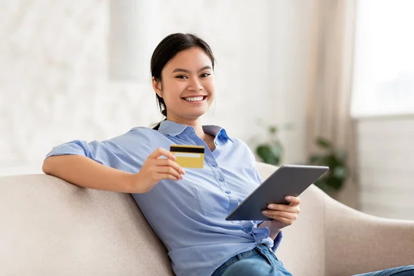 Positive Junge Asiatische Dame Genießt Ihre Grenzenlose Kreditkarte Kauft Online — Stockfoto