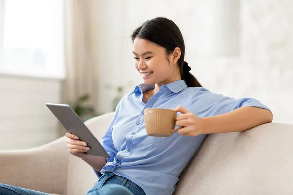 Lachen Mooie Jonge Aziatische Vrouw Zitten Bank Thuis Het Drinken — Stockfoto