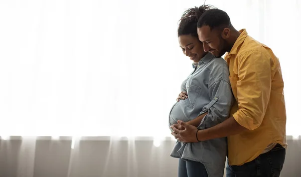 Беременность Любящие Афроамериканские Супруги Обнимаются Окна Ожидая Ребёнок Будет Позировать — стоковое фото