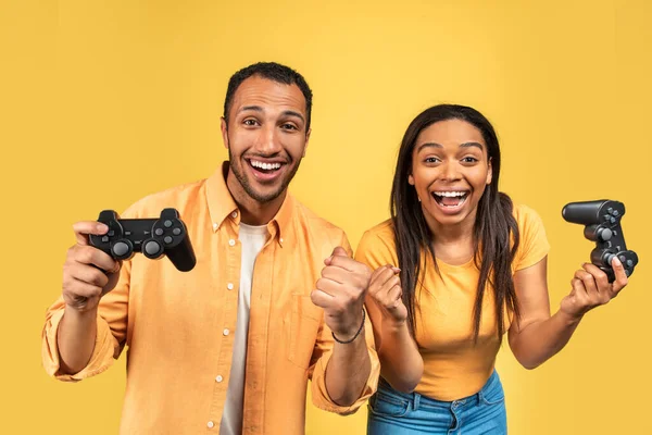 Conceito Entretenimento Tempo Livre Jovem Casal Negro Animado Jogando Jogos — Fotografia de Stock