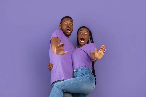 Omg Retrato Pareja Afroamericana Asustada Gritando Haciendo Gestos Alto Señora — Foto de Stock