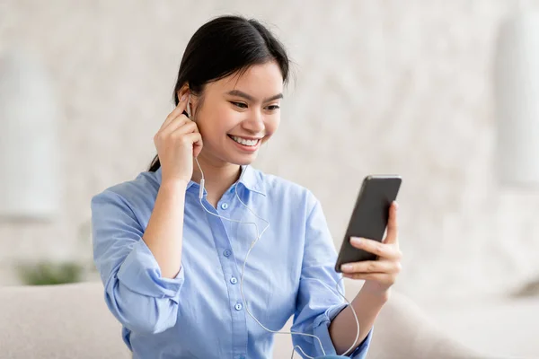Positiva Hermosa Mujer Asiática Joven Usando Auriculares Teléfono Inteligente Casa — Foto de Stock