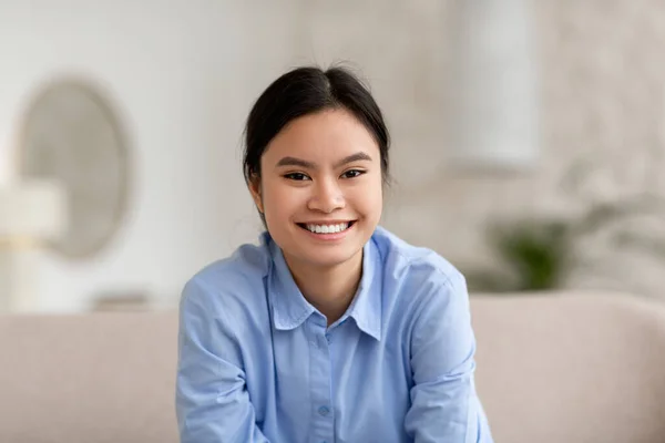 Evdeki Kanepede Poz Veren Sevimli Mavi Tişörtlü Genç Çinli Kadının — Stok fotoğraf