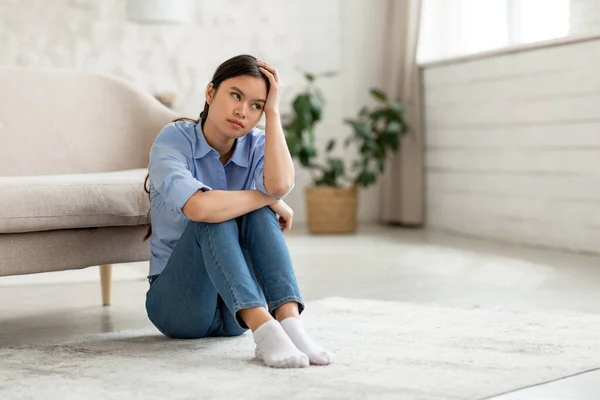 Mujer Coreana Joven Aburrida Traje Casual Sentada Suelo Por Sofá —  Fotos de Stock