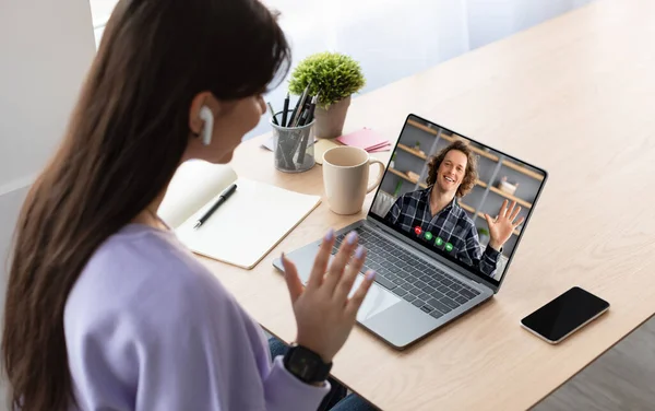 Online Komunikace Video Hovor Vzdálená Schůzka Přes Rameno Pohled Mladou — Stock fotografie