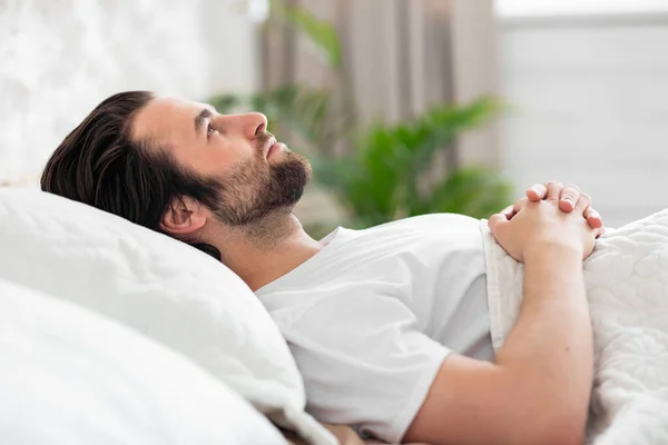 Hombre Joven Solitario Pijama Acostado Cama Solo Casa Mirando Techo — Foto de Stock