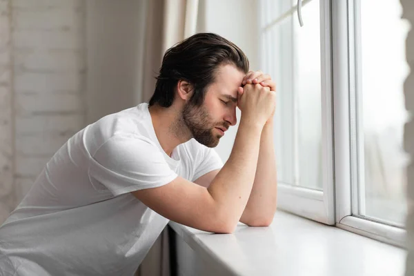 Seitenansicht Des Nachdenklichen Bärtigen Millennial Typen Der Hause Fenster Steht — Stockfoto