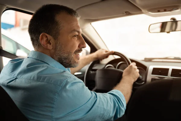 Rückwärts Über Die Schulteransicht Eines Fröhlichen Mannes Der Auto Fährt — Stockfoto