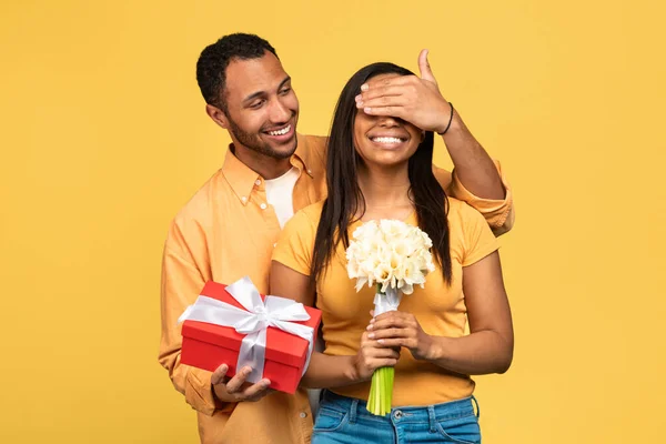 Knappe Jonge Zwarte Man Geeft Bloemen Geschenkdoos Aan Zijn Vriendin — Stockfoto