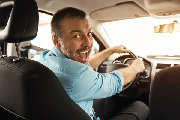 Gelukkige Chauffeur Portret Van Een Vrolijke Positieve Man Die Terugkijkt — Stockfoto