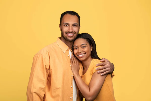 Portrait Jeune Couple Noir Affectueux Embrassant Regardant Caméra Sur Fond — Photo