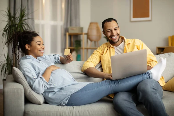 Esposo Negro Feliz Esposa Embarazada Compras Línea Usando Ordenador Portátil — Foto de Stock