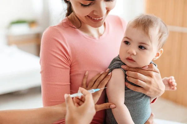 Conceito Vacinação Médico Pediatra Dando Vacina Disparada Para Bebezinho Casa — Fotografia de Stock