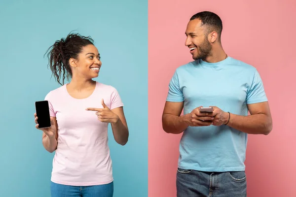 Jovem Mulher Negra Positiva Mostrando Celular Com Maquete Para Namorado — Fotografia de Stock