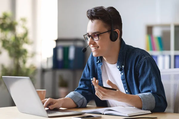 Web Conference Concept Sonriente Millennial Hombre Auriculares Hacer Videollamada Con — Foto de Stock