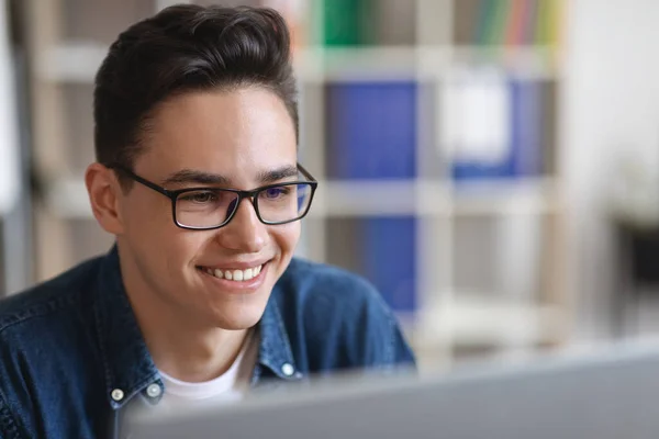 Zbliżenie Strzał Szczęśliwy Młody Człowiek Okulary Pracuje Laptop Biurze Millennial — Zdjęcie stockowe