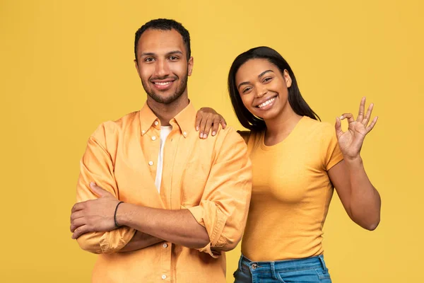 Nous Plaît Joyeux Jeune Couple Noir Montrant Geste Correct Approuvant — Photo