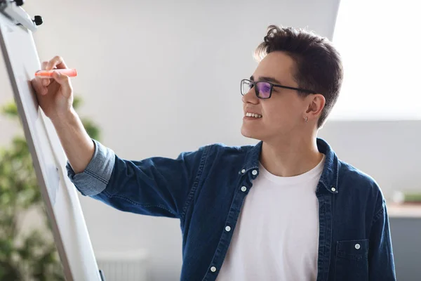 Lächelnder Junger Männlicher Unternehmer Der Notizen Auf Whiteboards Büro Schreibt — Stockfoto
