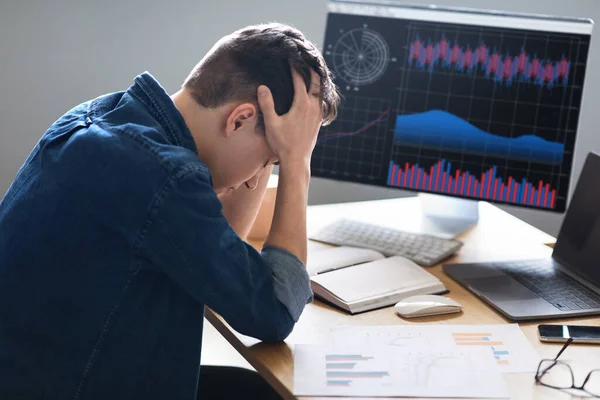 Werkproblemen Gestresste Mannelijke Werknemer Lijdt Problemen Met Het Jaarlijkse Financiële — Stockfoto