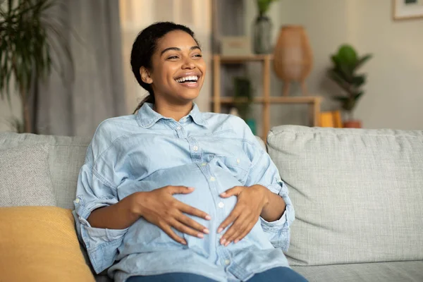 Alegría Del Embarazo Joyful Embarazada Negra Dama Riendo Mirando Lado —  Fotos de Stock