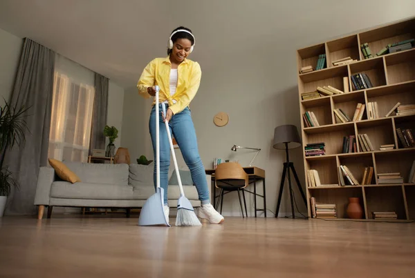 Mulher Negra Feliz Varrendo Chão Com Limpeza Vassouras Sala Estar — Fotografia de Stock