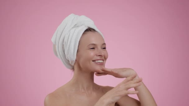 Facebuilding Konzept Halbprofil Porträt Einer Glücklichen Frau Mittleren Alters Mit — Stockvideo