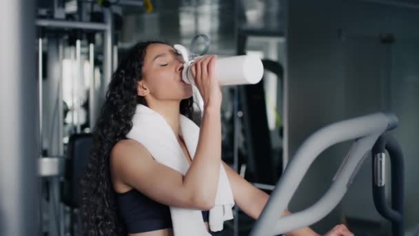 Vannbalanse Trening Ung Aktiv Sportslig Dame Som Drikker Flaske Trener – stockvideo