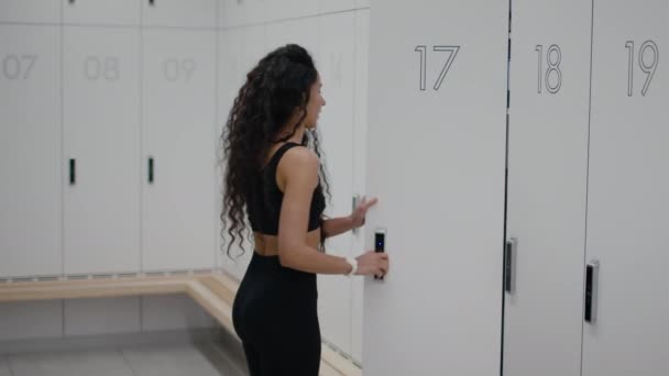 Berhasil Fitness Latihan Wanita Aktif Muda Membuka Loker Dengan Kunci — Stok Video