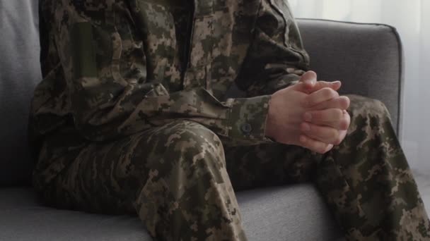 Háborús Elmebaj Után Közelkép Egy Felismerhetetlen Katonáról Aki Álruhában Dörzsöli — Stock videók