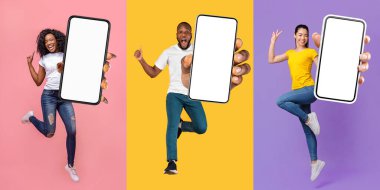 Duygusal çoklu etnik çeşitliliğe sahip yakışıklı siyahi adam ve güzel kadınlar modern akıllı telefonlarla zıplıyorlar, mobil uygulama reklamları için beyaz boş ekran gösteriyorlar, jest, model, panorama, kolaj
